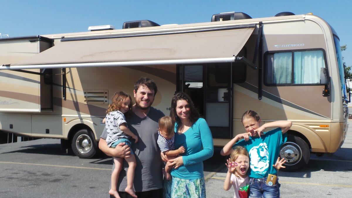 RV Remodeling Team - Leo, Lena, Kids & 2005 Fleetwood Southwind Motorhome/RV 