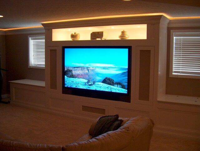 entertainment room with crown molding lights